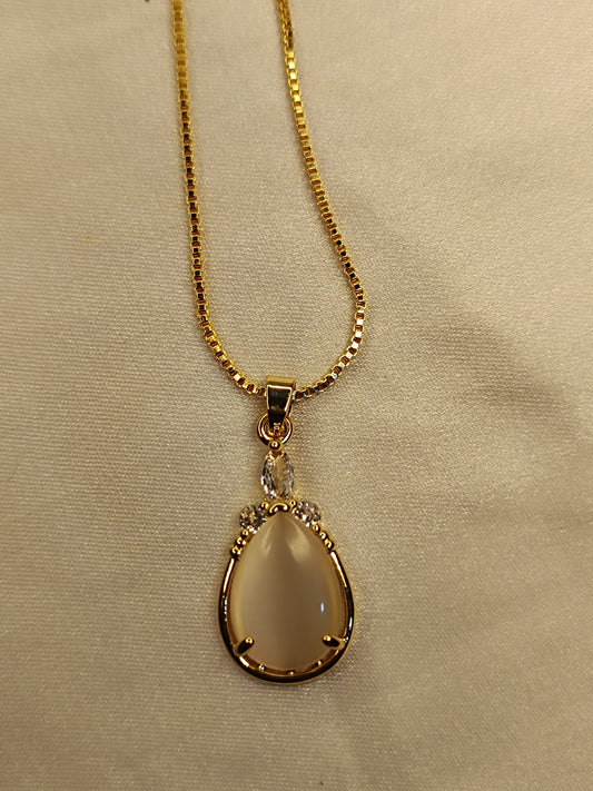 Elegant Gold Pendant Necklace with Crystal Accents