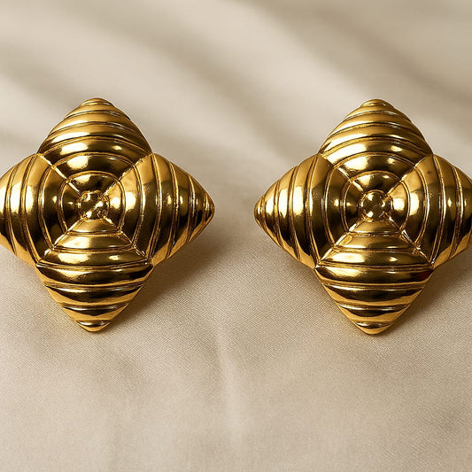 Elegant Gold-Toned Statement Jewelry Set – Necklace & Earrings